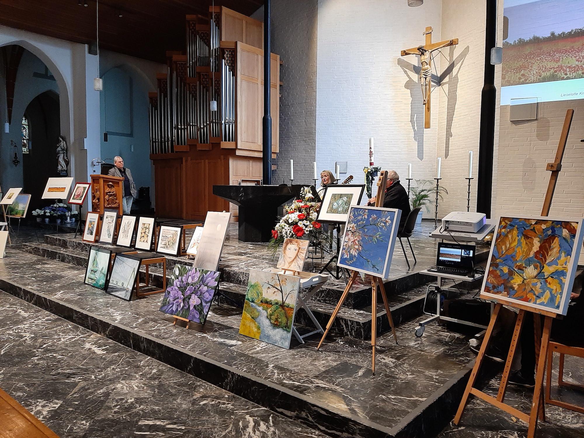 18 Bilder, dazu passende Lieder und Texte wurden in der Beecker Kirche St. Vincentius präsentiert.