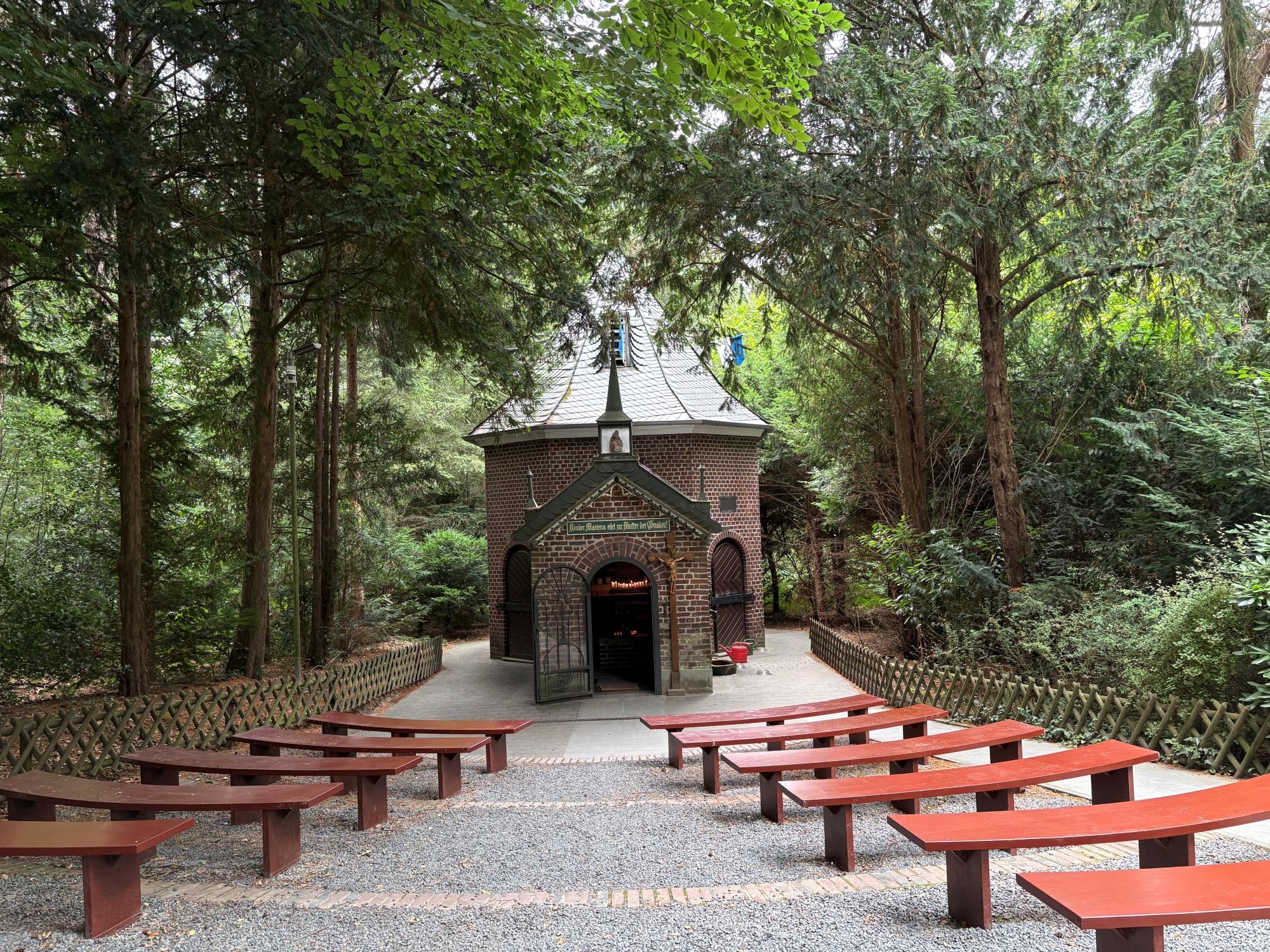 Weil der Platz in der Kapelle begrenzt ist, werden Gottesdienste draußen gefeiert.