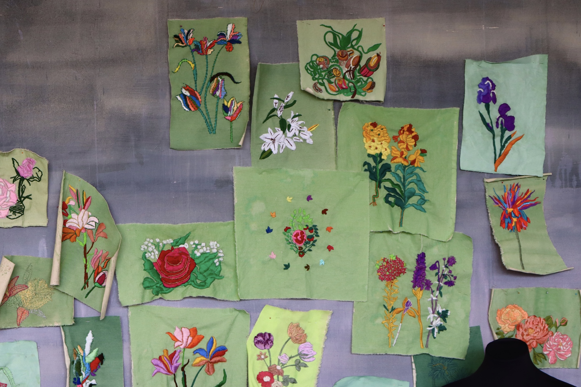 Aktuelles Projekt der Frauengruppe ist das Blumensticken. Was für ein gemeinsames Kunstwerk daraus genau werden soll und wo es zu sehen sein wird, entwickelt sich gerade.