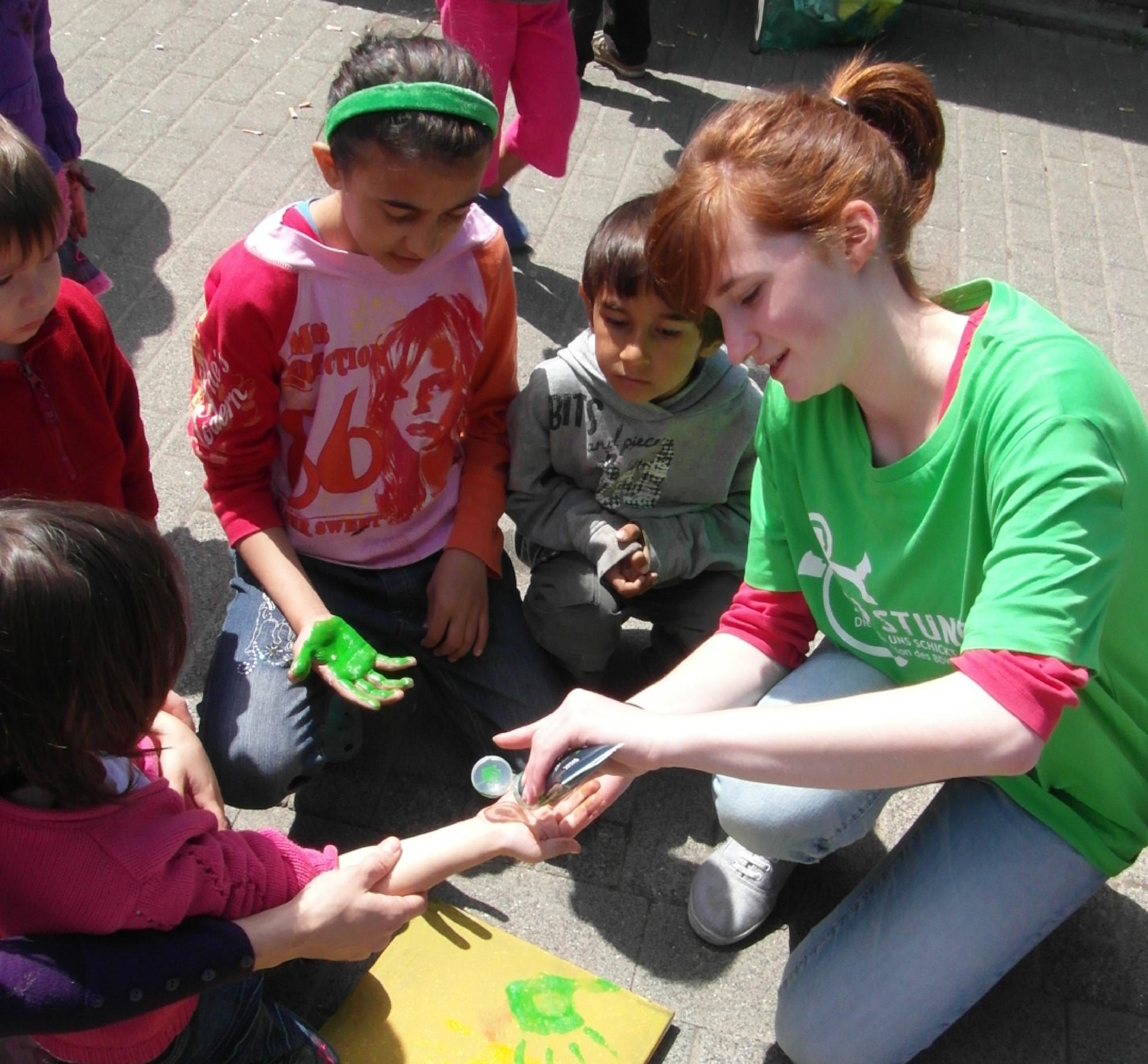 2013 organisierten die Messdiener Neuwerk Spiele für Flüchtlingskinder und renovierten Räume im damaligen Flüchtlingheim Bockers­end.