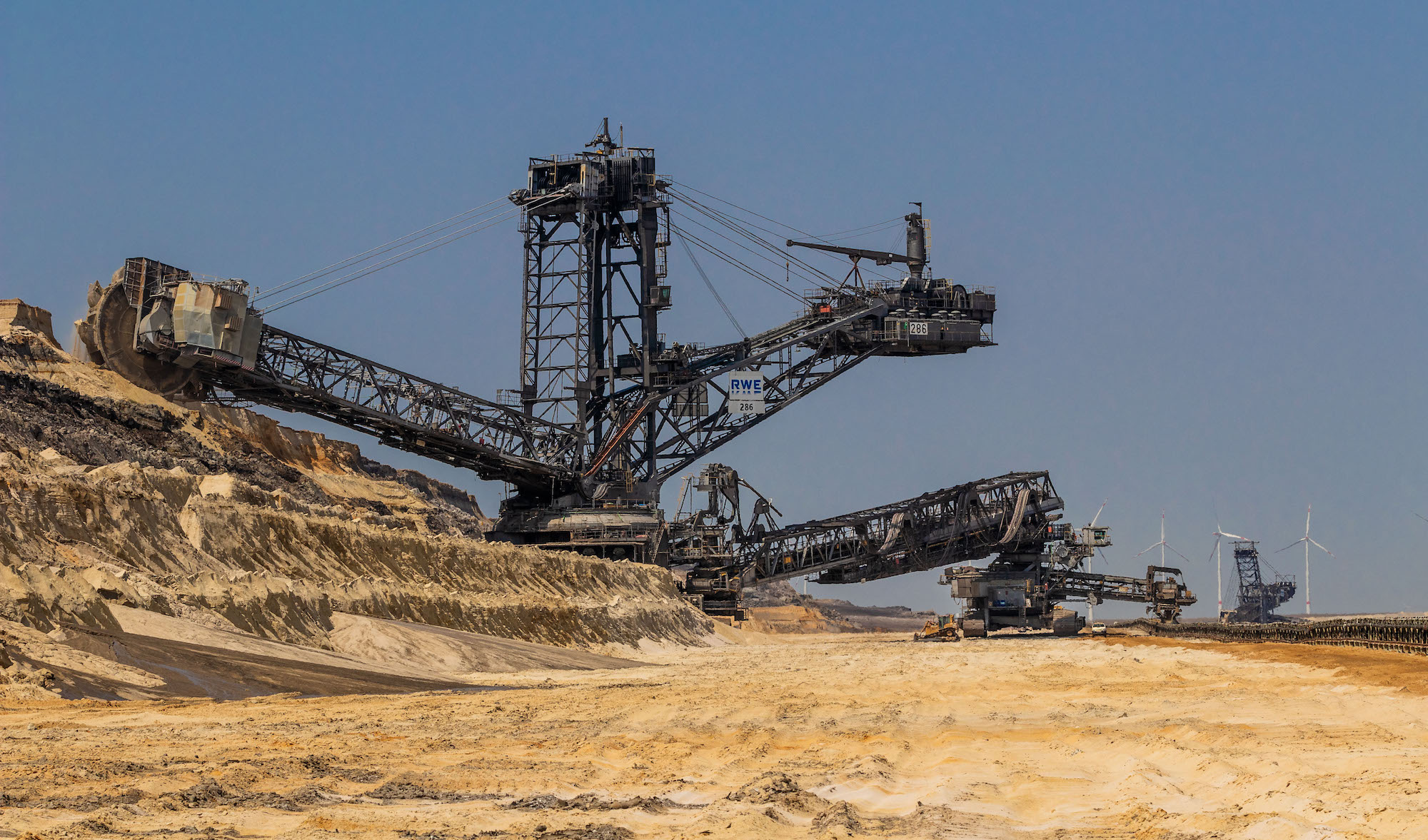 Noch prägen die mächtigen Schaufelbagger das Bild des Rheinischen Braunkohlereviers. Bis 2038 soll der Ausstieg aus der Braunkohle abgewickelt sein. Doch was kommt, wenn die Bagger gehen?