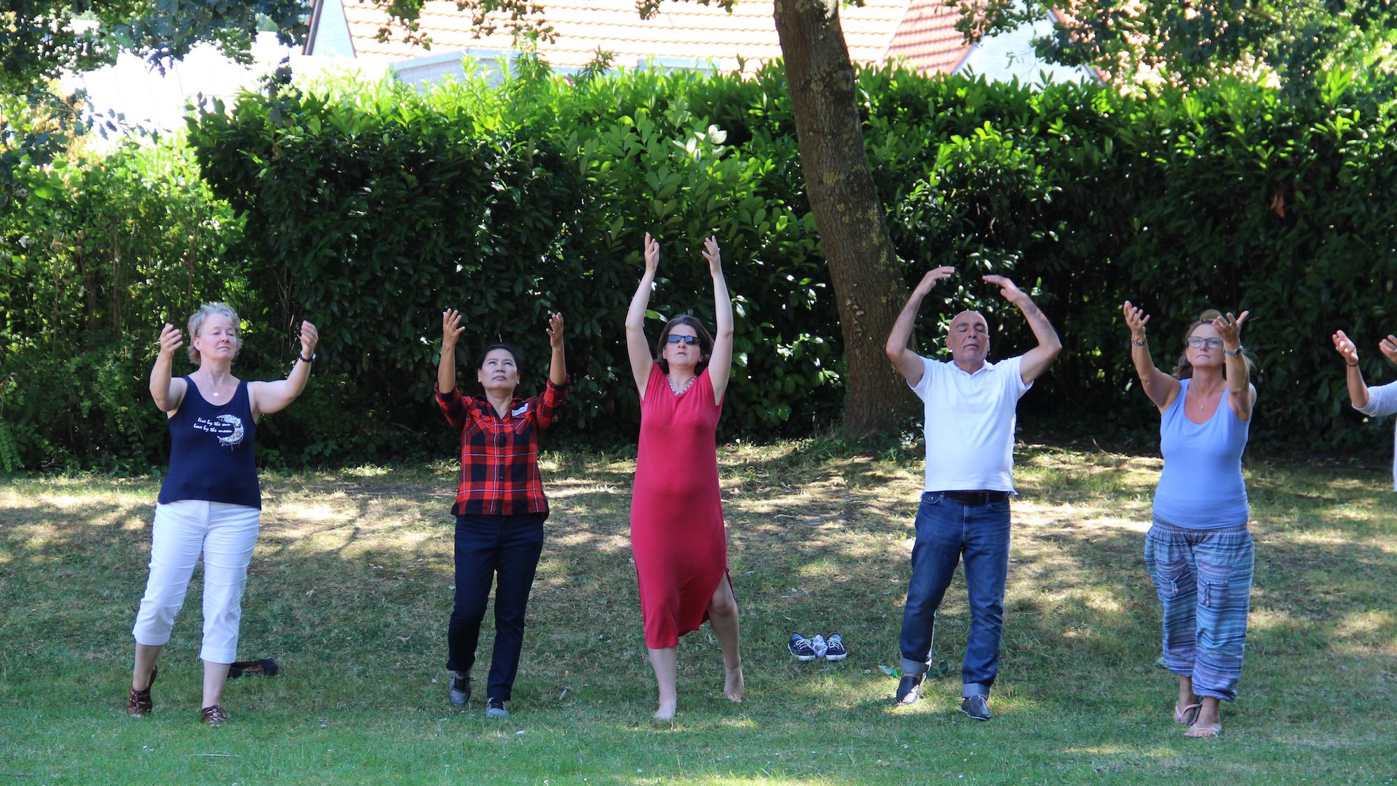 Körperübungen, die Übungen aus dem Yoga und dem Tai Chi miteinander kombinieren, bilden eine Säule des Capacitar.