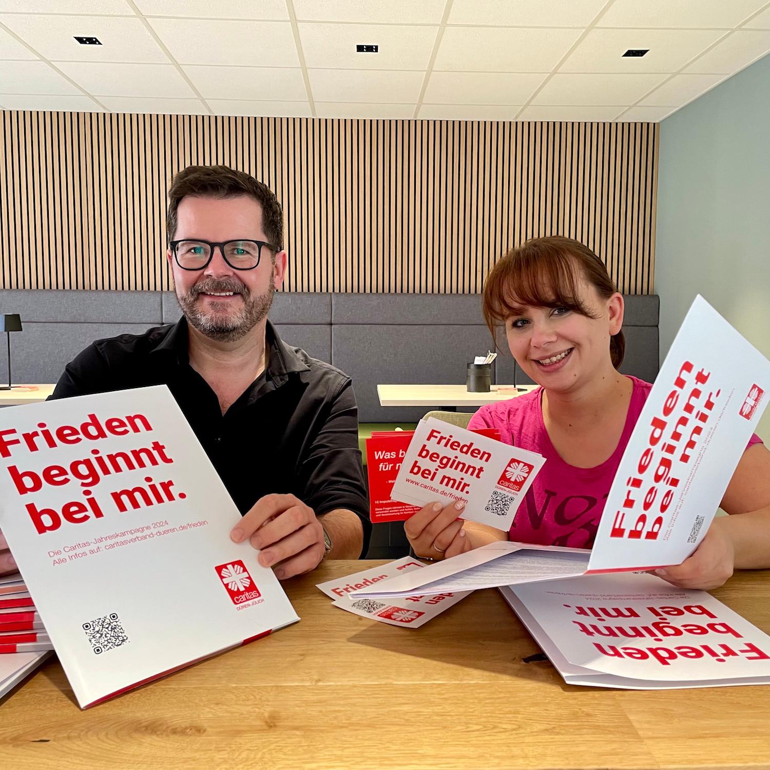 Janine Ahlert und Carsten Düppengießer präsentieren die Vielfalt: „Durch die Kampagne ‚Frieden beginnt bei mir‘ möchten wir Bewusstsein und Engagement fördern, um täglich zum sozialen Frieden beizutragen und ein starkes Zeichen in der Gesellschaft zu setzen.“