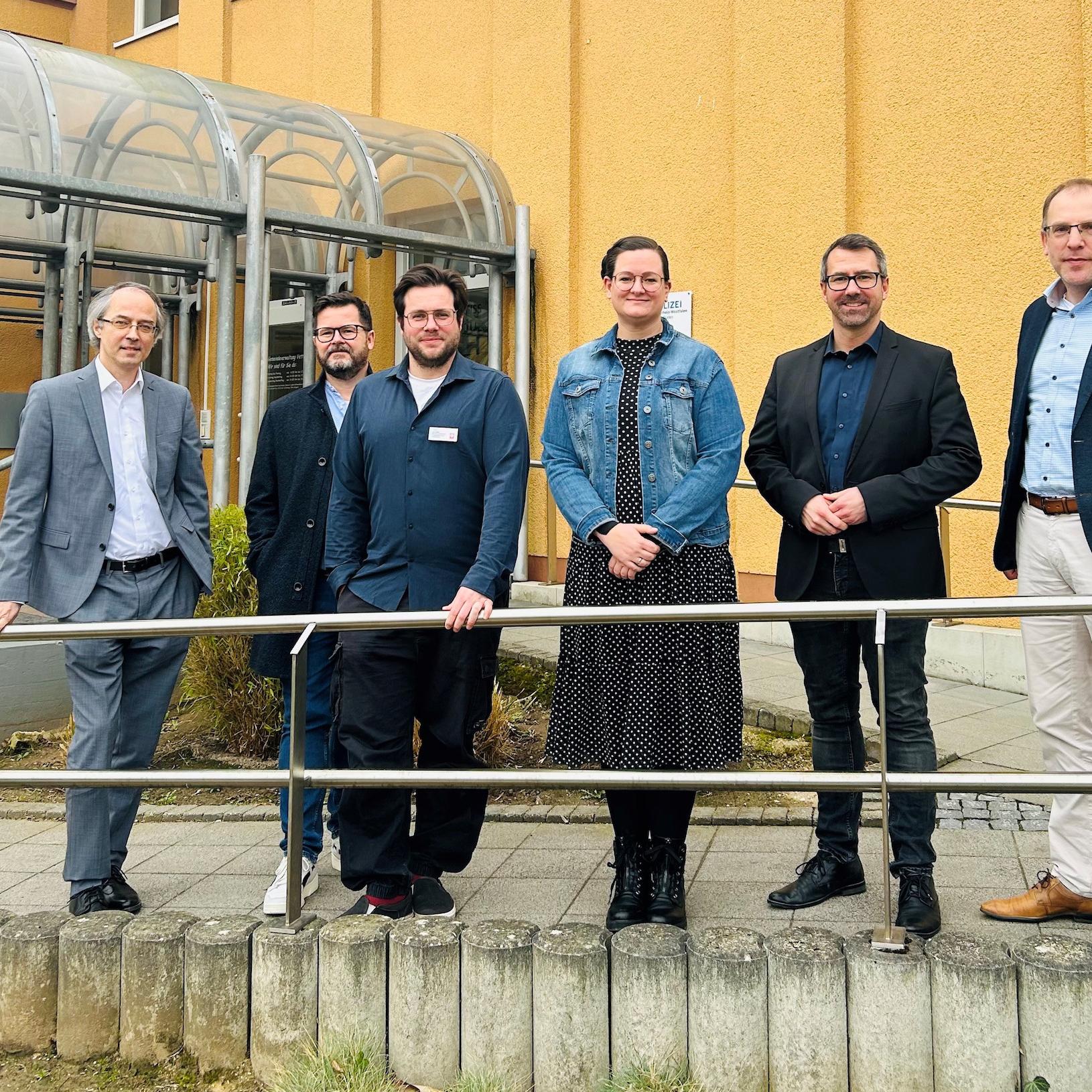 Im Schulterschluss für die Geflüchtetenhilfe: Caritas-Vorstandssprecher Dirk Hucko und der Caritas-Fachbereichsleiter Carsten Düppengießer, das Koordinatorenteam Geflüchtetenhilfe Jan Lange und Amira Wollgarten mit Bürgermeister Joachim Kunth und Dezernent Daniel Wirtz.