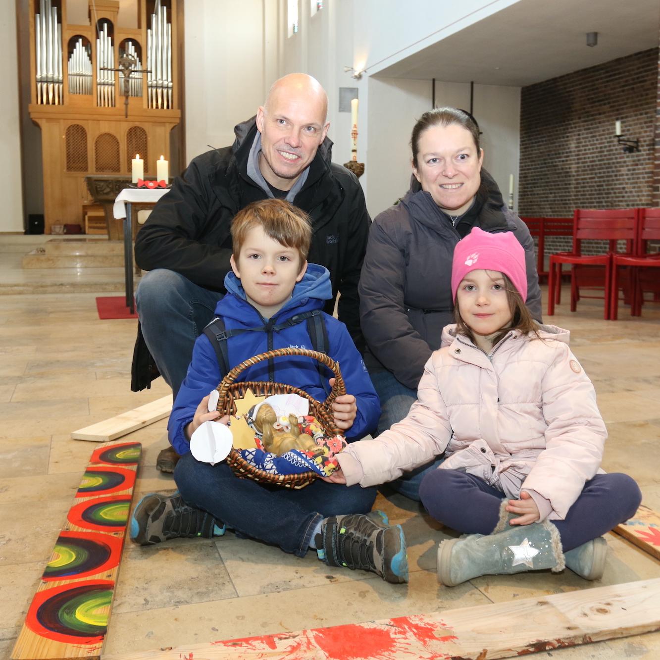 Jesse und Svantje (vorne), Christian und Jenny Blome haben das Jesuskind auf seiner Reise durch St. Lukas am ersten Advent in die Josefkirche gebracht.