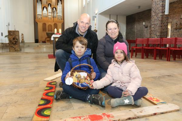 Jesse und Svantje (vorne), Christian und Jenny Blome haben das Jesuskind auf seiner Reise durch St. Lukas am ersten Advent in die Josefkirche gebracht.
