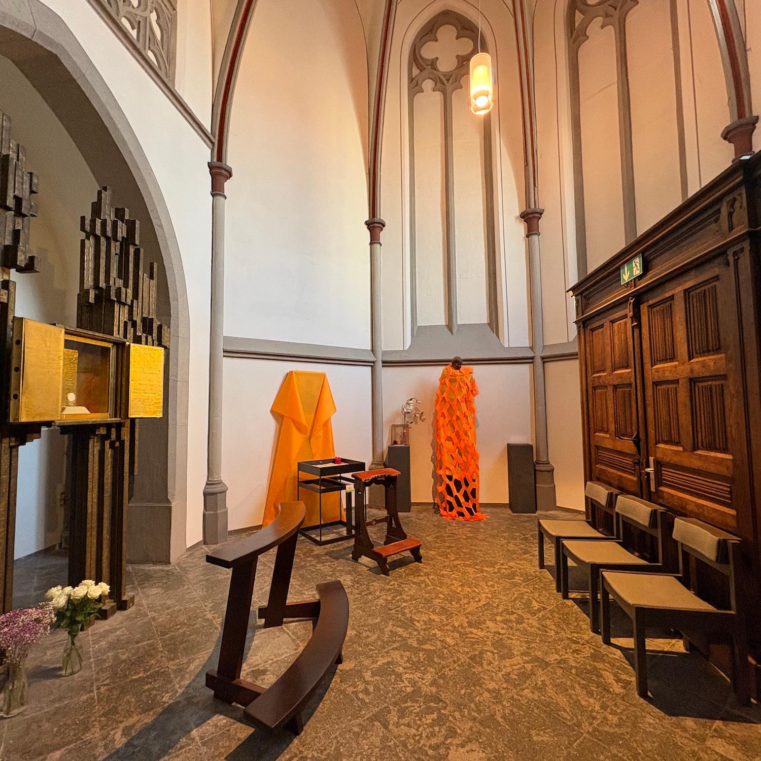 Die Sakramentskapelle wird neu gestaltet. In das zugemauerte Fenster wird ein Glasfenster von Joachim Edgar Klos eingebaut.