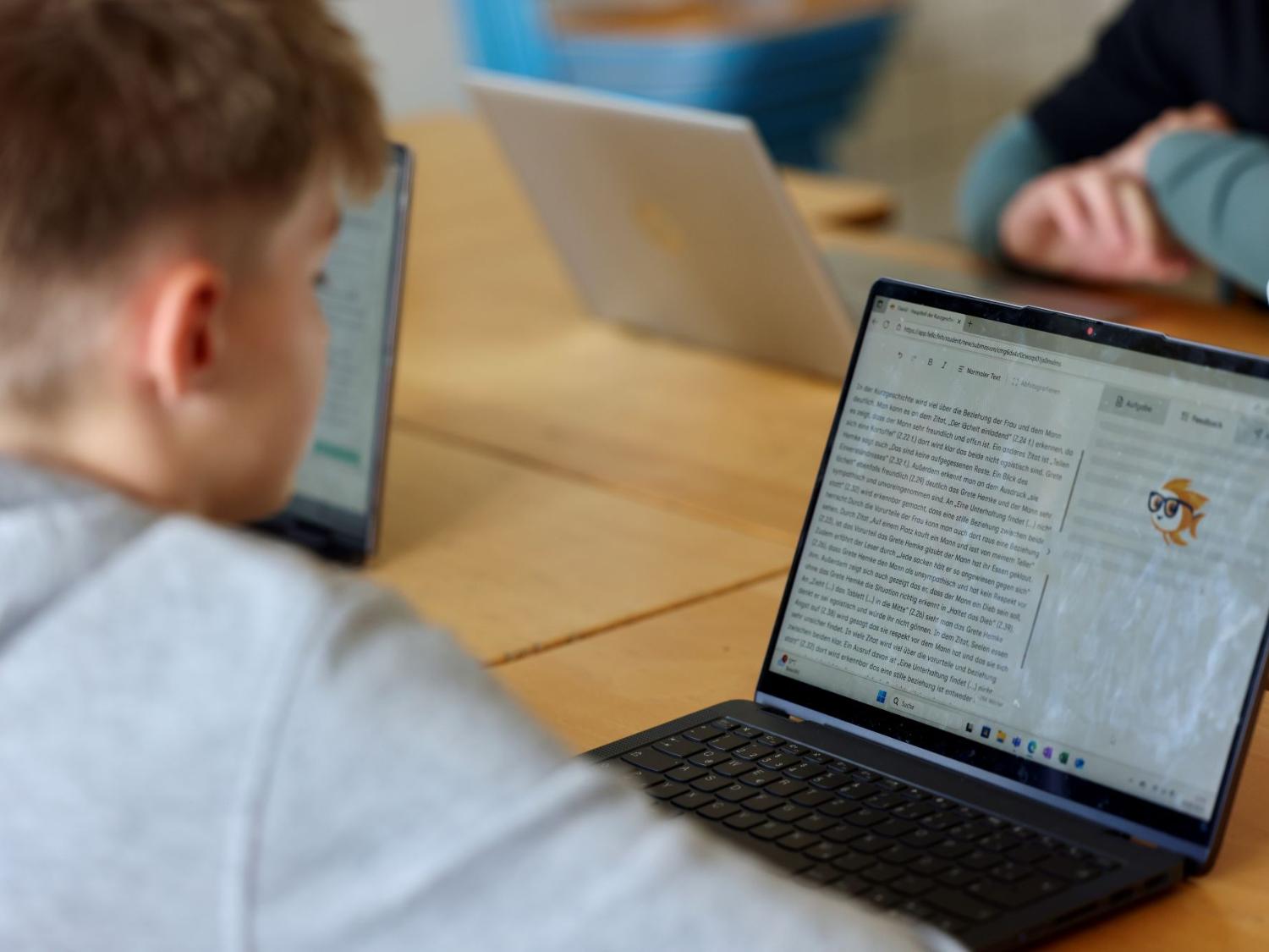 Die Clara-Fey-Schule in Schleiden gleicht einem digitalen Versuchslabor, in dem die Einsatzmöglichkeiten der KI-Nutzung im Unterricht untersucht werden. Bettina Berres ist die Digitalisierungsbeauftragte der Schule.