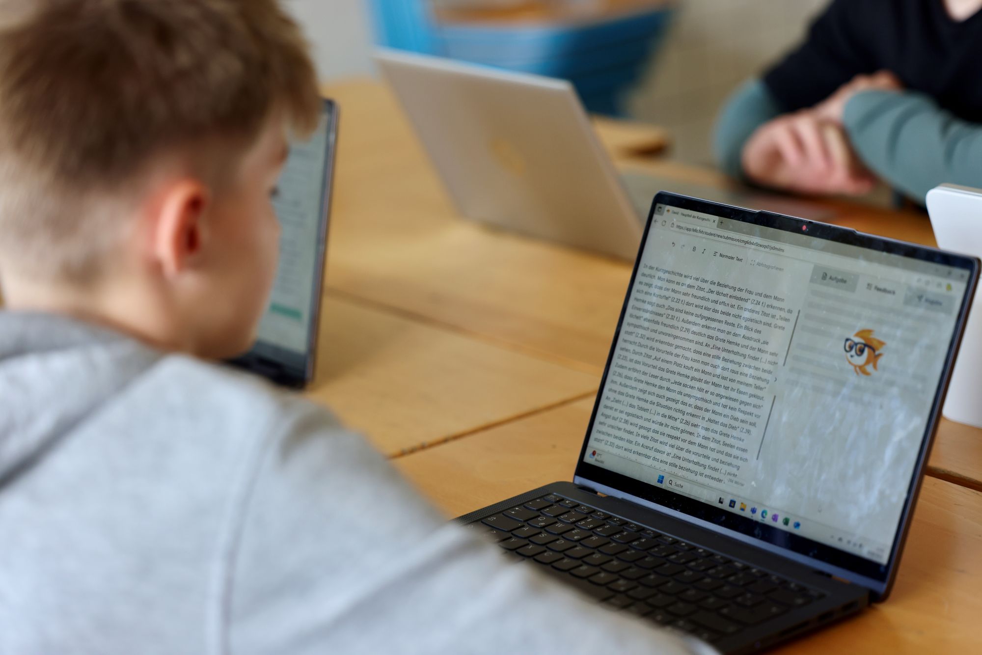 Die Clara-Fey-Schule in Schleiden gleicht einem digitalen Versuchslabor, in dem die Einsatzmöglichkeiten der KI-Nutzung im Unterricht untersucht werden. Bettina Berres ist die Digitalisierungsbeauftragte der Schule.