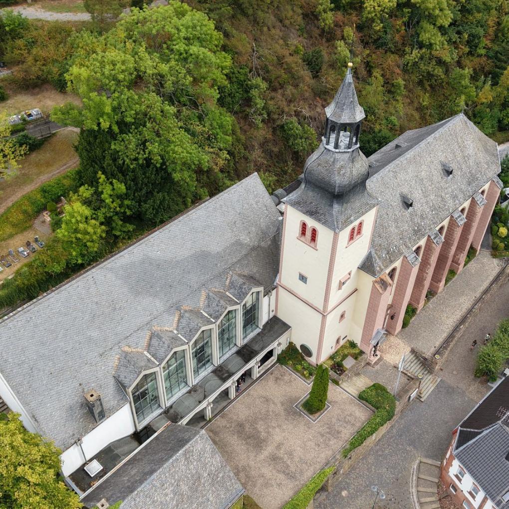 Der Vorgängerbau der Clemenskirche wurde 1687 ein Raub der Flammen, der Wiederaufbau zog sich hin, die neue Kirche wurde am 9. September 1725 geweiht.
