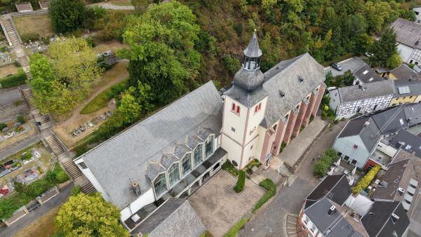 Der Vorgängerbau der Clemenskirche wurde 1687 ein Raub der Flammen, der Wiederaufbau zog sich hin, die neue Kirche wurde am 9. September 1725 geweiht.