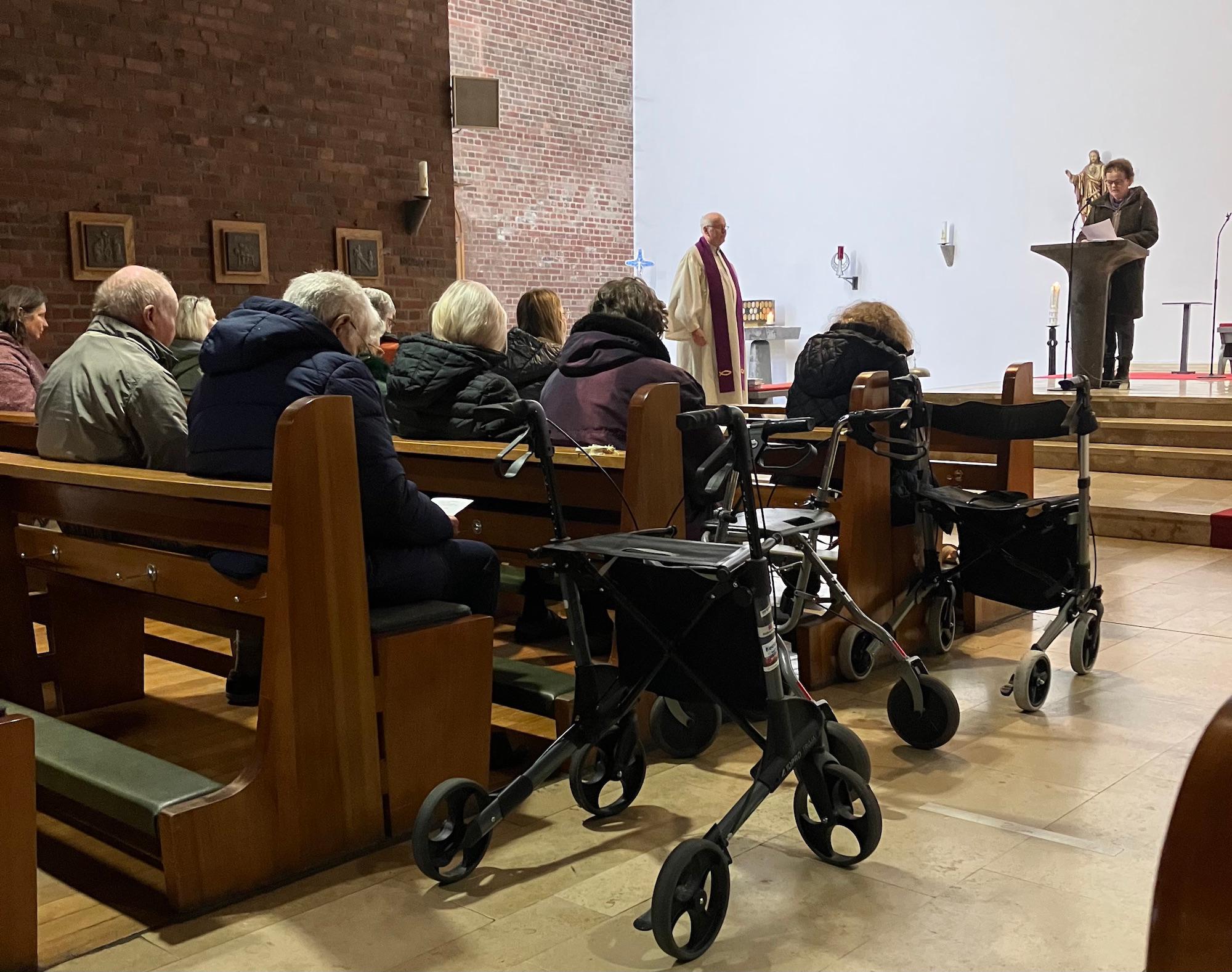 Begleitet von Pflegekräften und Angehörigen nahmen Menschen mit Demenz am Gottesdienst teil.