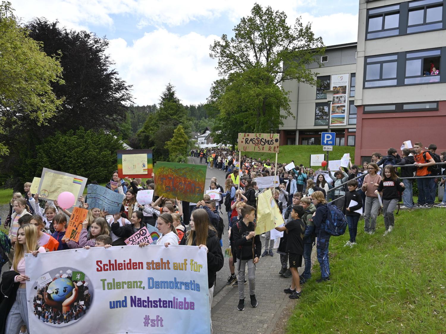 Über 800 Schülerinnen und Schüler der Clara-Fey-Schule zogen von der Schule aus durch die Stadt bis in den Franziskuspark.