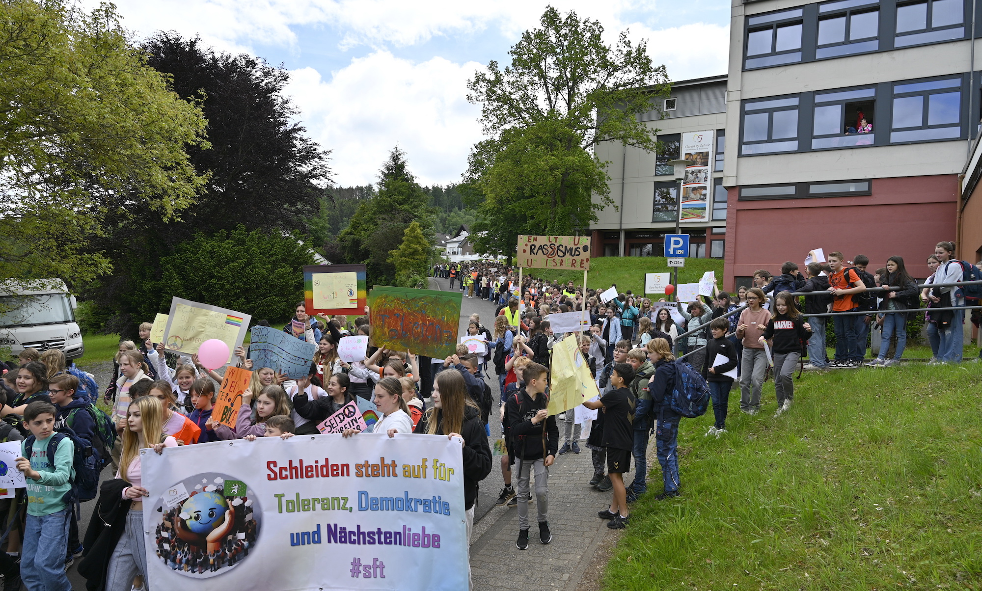 Über 800 Schülerinnen und Schüler der Clara-Fey-Schule zogen von der Schule aus durch die Stadt bis in den Franziskuspark.