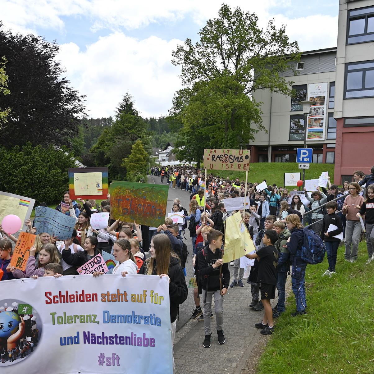 Über 800 Schülerinnen und Schüler der Clara-Fey-Schule zogen von der Schule aus durch die Stadt bis in den Franziskuspark.