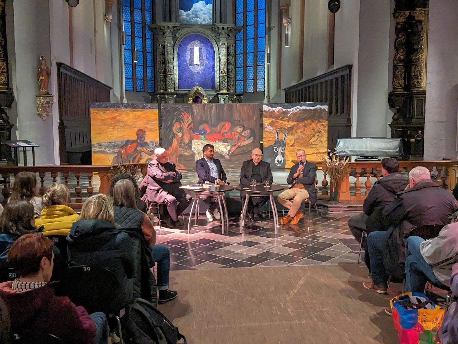 Die Würde stand im Mittelpunkt der Diskussion mit Moderator Oliver Kelmis (v.l.), Sedar Yüksel, Bischof Helmut Dieser und Jens-Peter Bentzin.