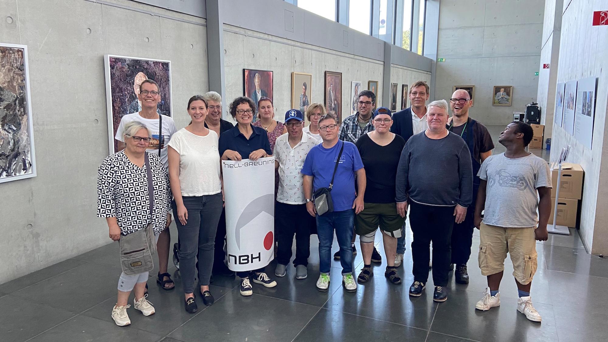 Karin Reisige und Christina Herrmann (2. u. 3. v. l. )mit  einer Gruppe der  Lebenshilfe in Berlin.