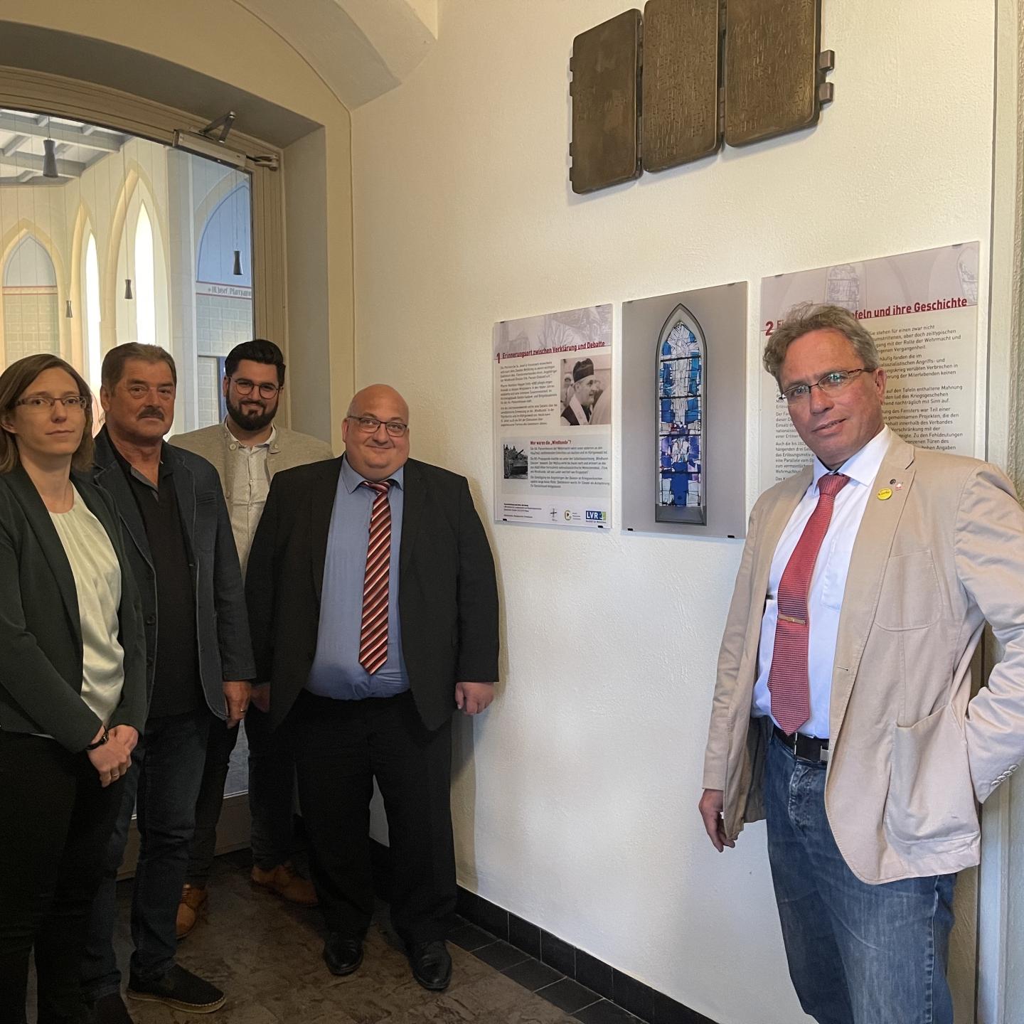 Die Enthüllung der Informationstafeln ist ein wichtiger Schritt, Geschichte nicht zu vergessen, sondern sie richtig einzuordnen. Vor Ort mit dabei (v. l.): Anna Wellding , Uli Hallmanns  (Kirchenvorstand), Keywan Klaus Münster, Helmut Rönz und Pfarrer Josef Wolff.