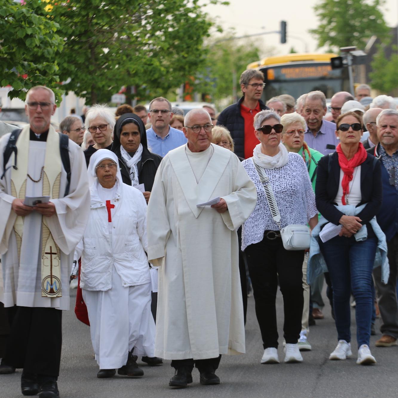 Die Eröffnungsprozession der Wallfahrt führte von St. Anna in der Innenstadt über die Josefskirche zum Muttergotteshäuschen.