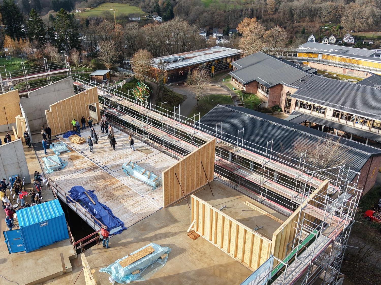 Unterhalb des Sportplatzes entsteht der Erweiterungsbau mit 1300 Quadratmetern Fläche für Klassenräume, aber auch Flächen für zeitgemäße Lernkonzepte.
