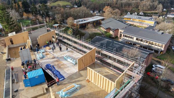 Unterhalb des Sportplatzes entsteht der Erweiterungsbau mit 1300 Quadratmetern Fläche für Klassenräume, aber auch Flächen für zeitgemäße Lernkonzepte.