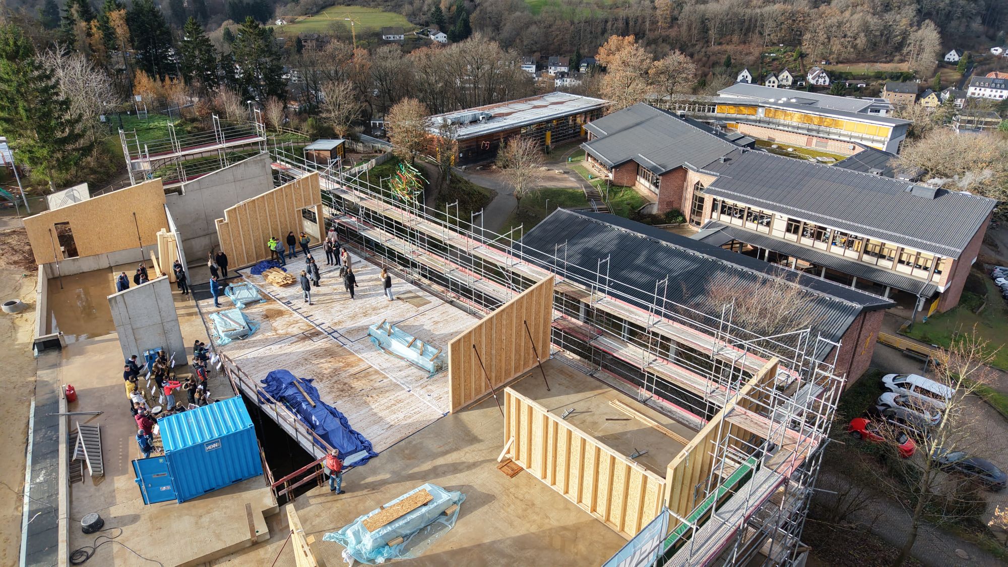 Unterhalb des Sportplatzes entsteht der Erweiterungsbau mit 1300 Quadratmetern Fläche für Klassenräume, aber auch Flächen für zeitgemäße Lernkonzepte.