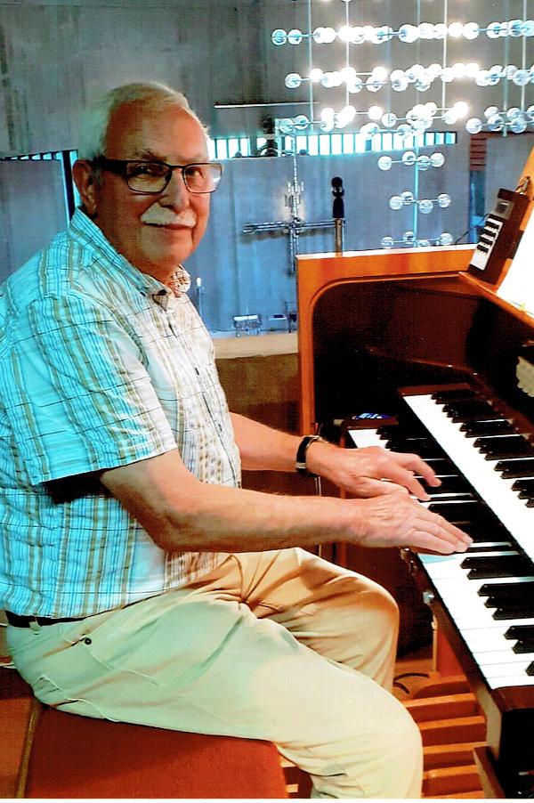Organist  Erwin Martinett an seinem „Arbeitsplatz“ in Neu-Lohn.