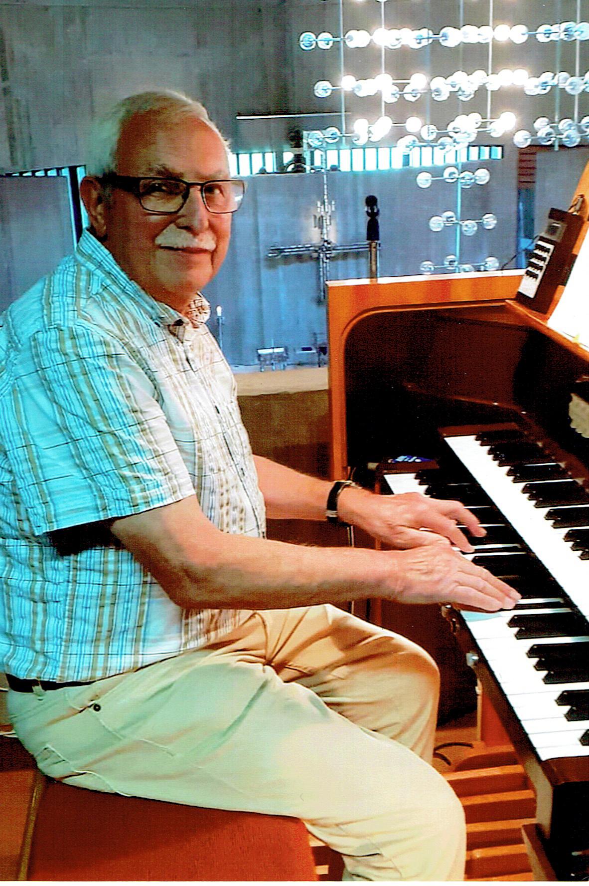 Organist  Erwin Martinett an seinem „Arbeitsplatz“ in Neu-Lohn.