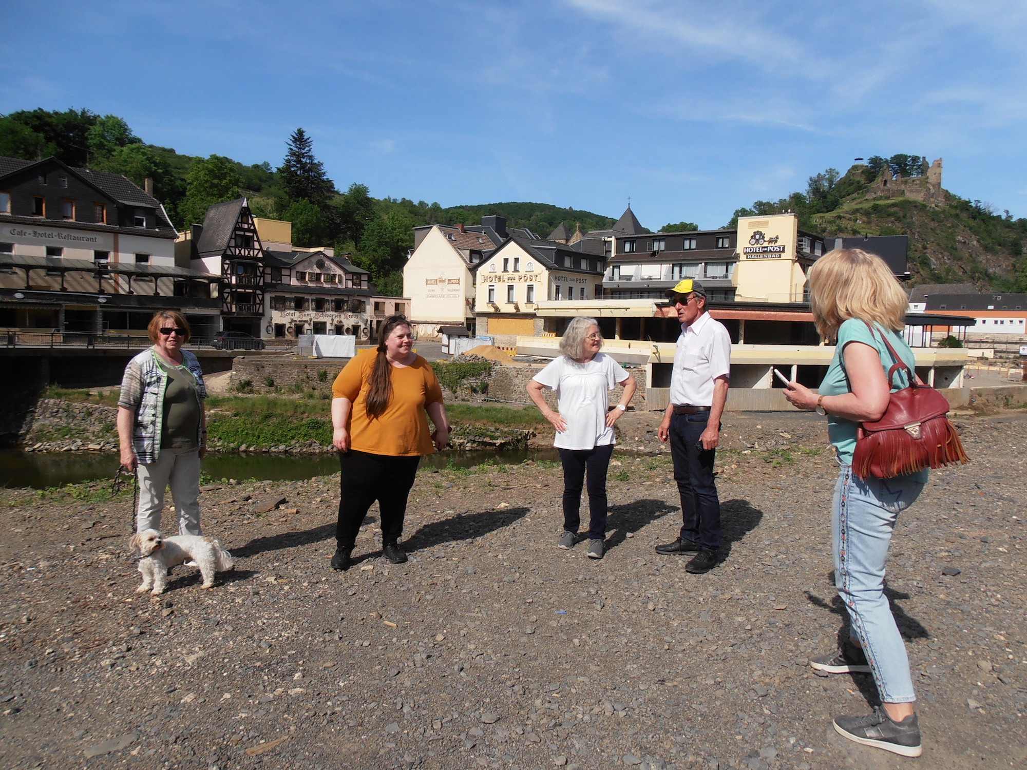 Familie Kaiser führt die Brachter Gruppe durch den Ort Fuchshofen.