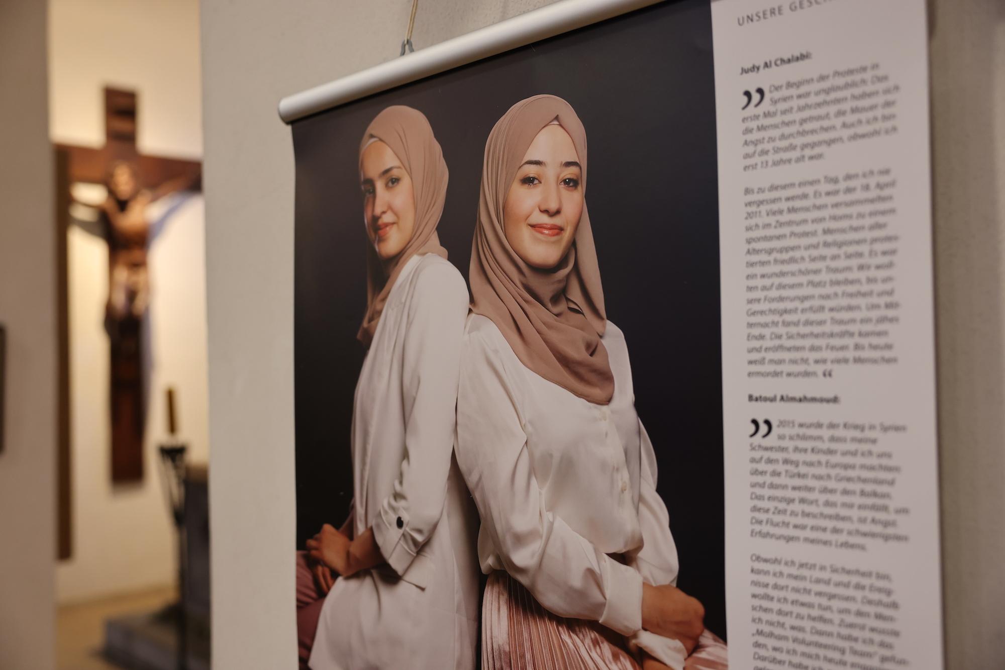 Die „Gesichter des Friedens“ hängen noch bis zum 6. April in der City-Kirche Jülich (Propsteikirche am Markt).