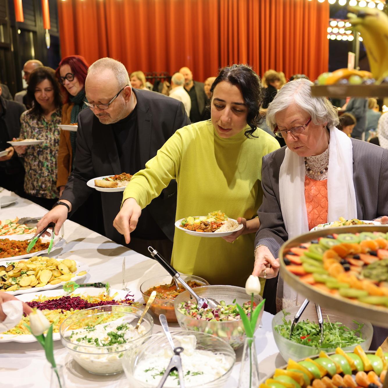 Mit dem Iftar, dem gemeinsamen Abendessen, wurde nach Sonnenuntergang das Fasten beendet. Zu Beginn gab es ein Glas Wasser und eine Dattel (auch „Brot der Wüste“ genannt). Diese Tradition geht auf den Propheten Mohammed zurück.