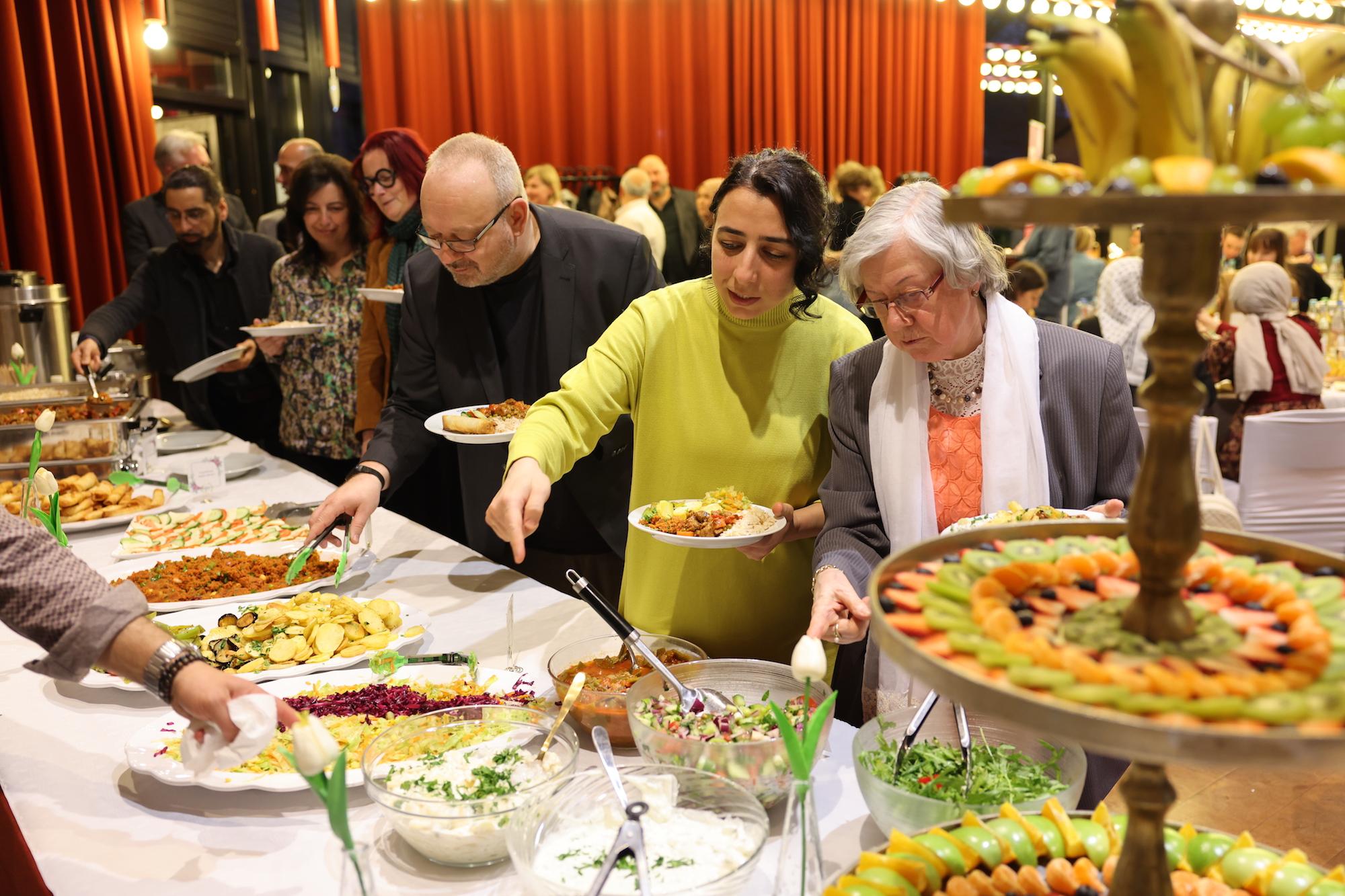 Mit dem Iftar, dem gemeinsamen Abendessen, wurde nach Sonnenuntergang das Fasten beendet. Zu Beginn gab es ein Glas Wasser und eine Dattel (auch „Brot der Wüste“ genannt). Diese Tradition geht auf den Propheten Mohammed zurück.