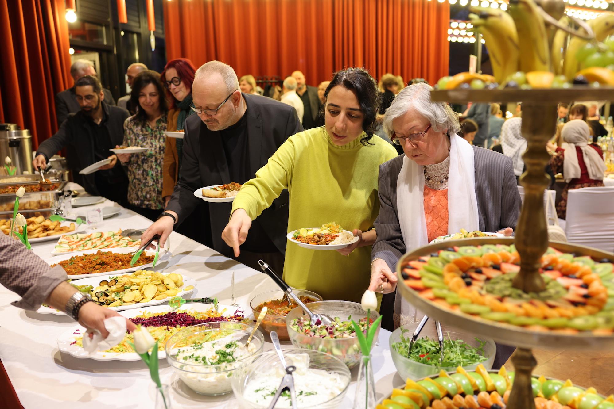 Mit dem Iftar, dem gemeinsamen Abendessen, wurde nach Sonnenuntergang das Fasten beendet. Zu Beginn gab es ein Glas Wasser und eine Dattel (auch „Brot der Wüste“ genannt). Diese Tradition geht auf den Propheten Mohammed zurück.