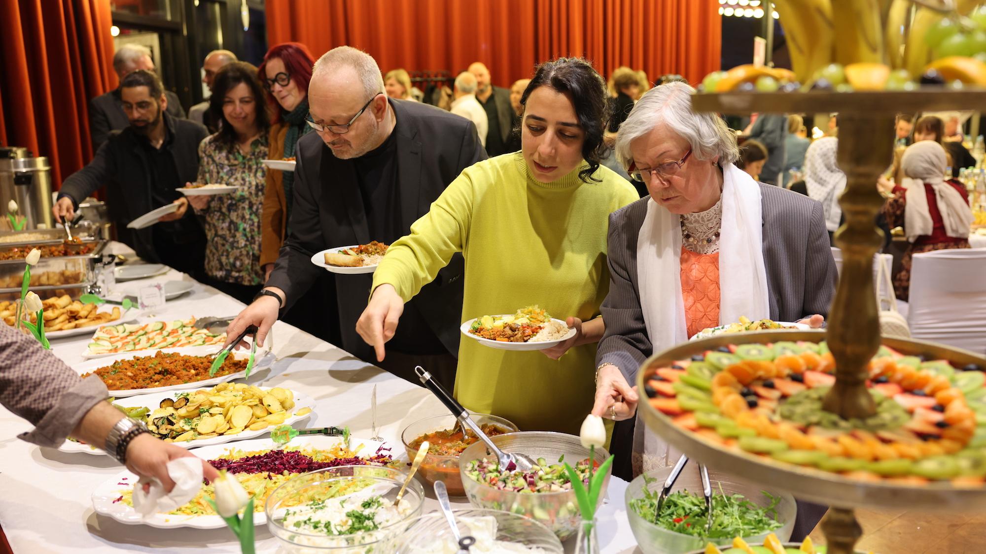 Mit dem Iftar, dem gemeinsamen Abendessen, wurde nach Sonnenuntergang das Fasten beendet. Zu Beginn gab es ein Glas Wasser und eine Dattel (auch „Brot der Wüste“ genannt). Diese Tradition geht auf den Propheten Mohammed zurück.