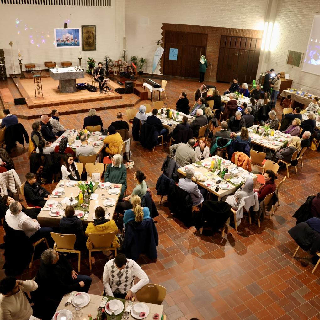 Mehr als 140 Menschen nahmen am Fastenbrechen teil.