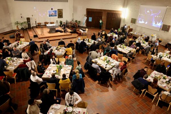 Mehr als 140 Menschen nahmen am Fastenbrechen teil.