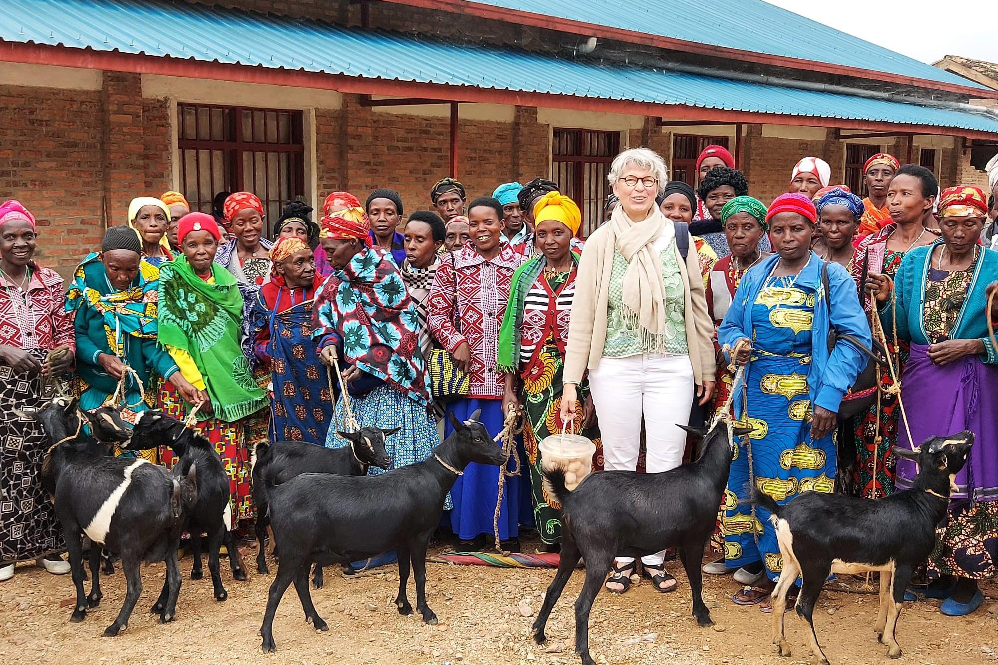 Präsidentin Margret Dieckmann-Nardmann zu Besuch in Ruanda. Die Arbeit lebt von den engen Kontakten zu den Frauen vor Ort. (c) Frauenmissionswerk
