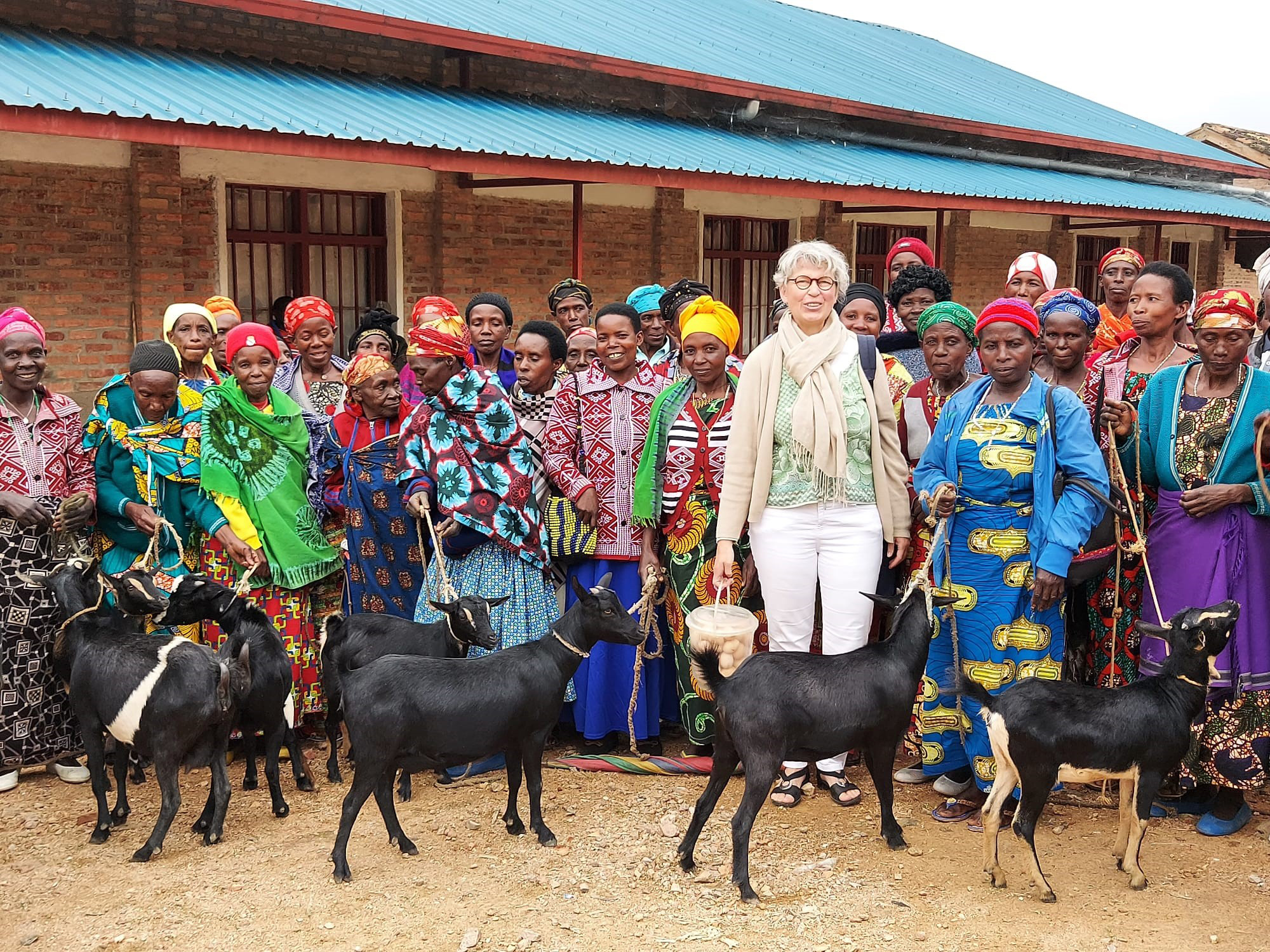 Präsidentin Margret Dieckmann-Nardmann zu Besuch in Ruanda. Die Arbeit lebt von den engen Kontakten zu den Frauen vor Ort. (c) Frauenmissionswerk