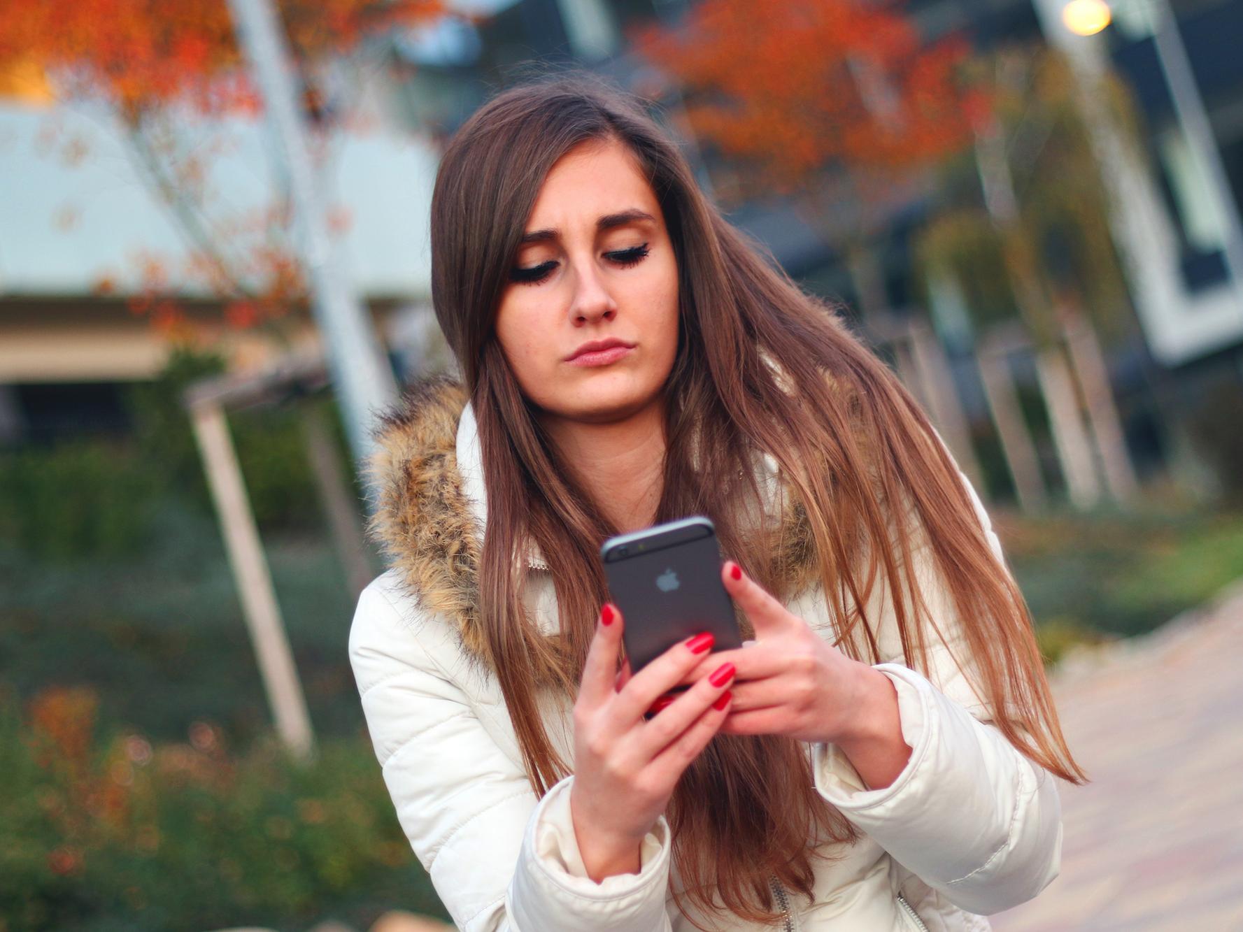 Momentan ist das Smartphone für viele das beste Mittel, Kontakt mit ihren Angehörigen zu halten. Die Technik hilft, ein wenig die Distanz zu überbrücken, die man aus guten Gründen gerade halten muss.