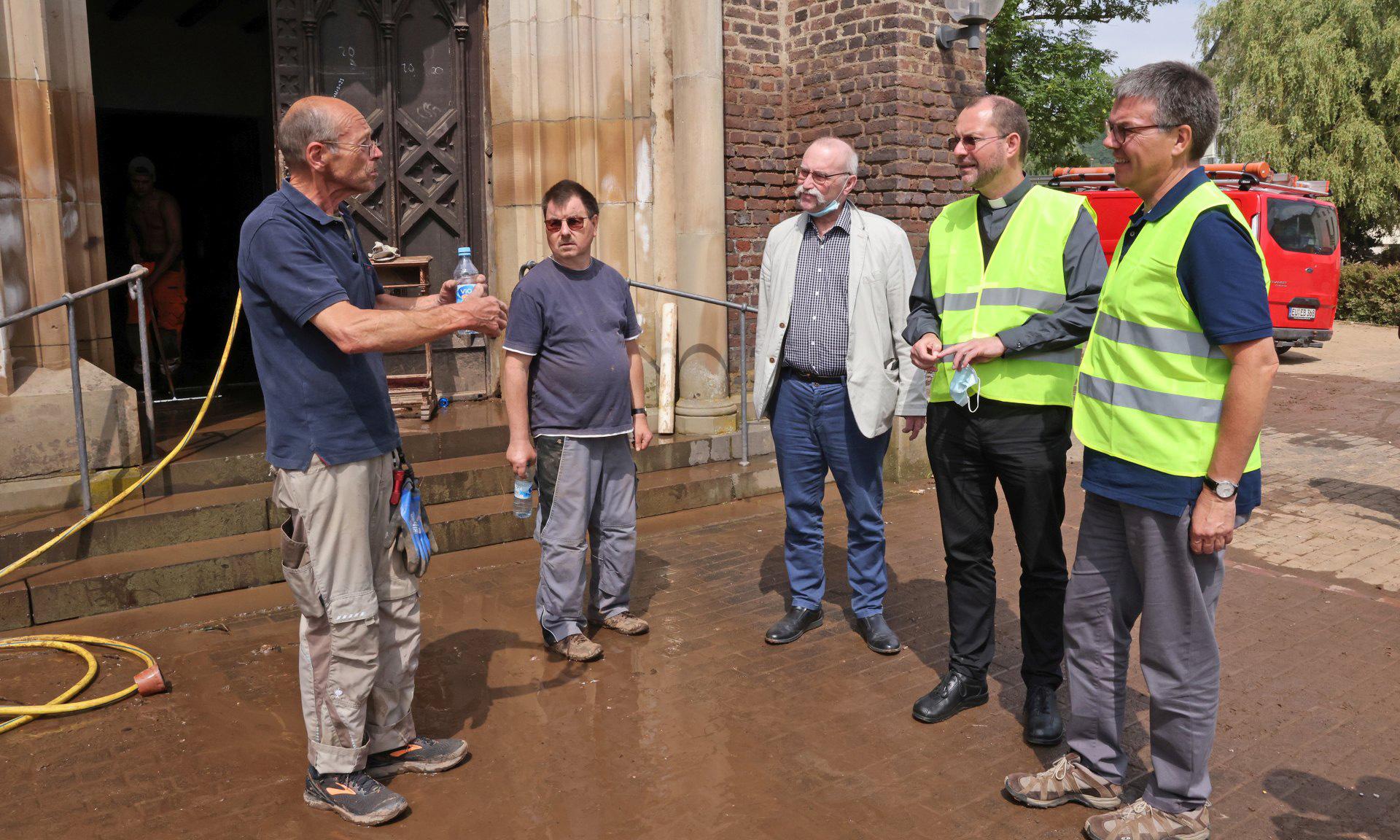 Andreas Frick, Generalvikar des Bistums Aachen, hört den Opfern der Hochwasser-Katastrophe vor Ort zu.