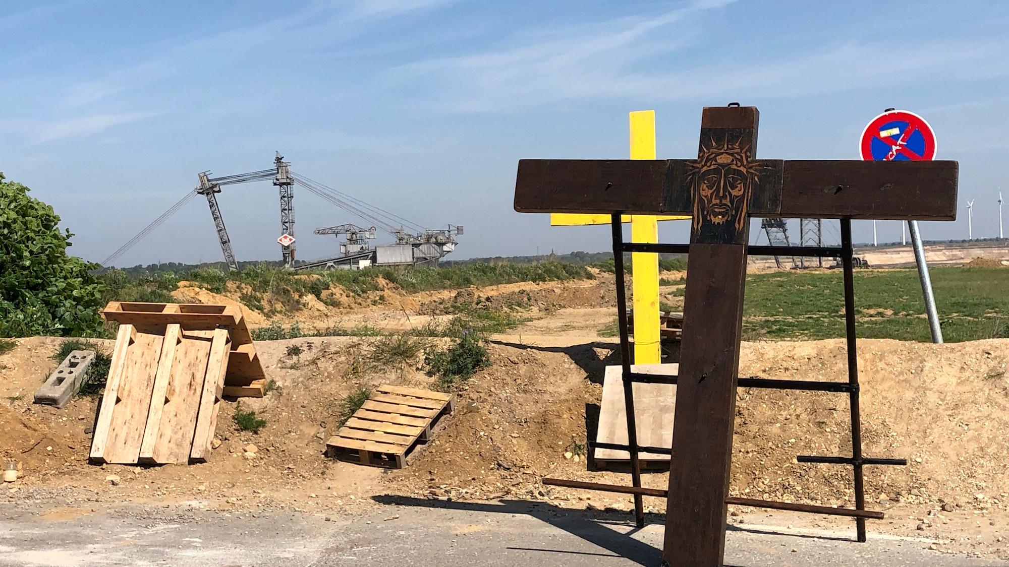 Beim Gottesdienst an der Kante lag direkt hinter dem Aachener Friedenskreuz die Tagebaugrube.