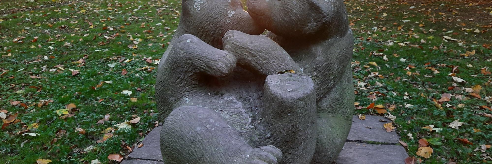 Die Figur der spielenden Bärenkinder ist ein tröstlicher Anblick.