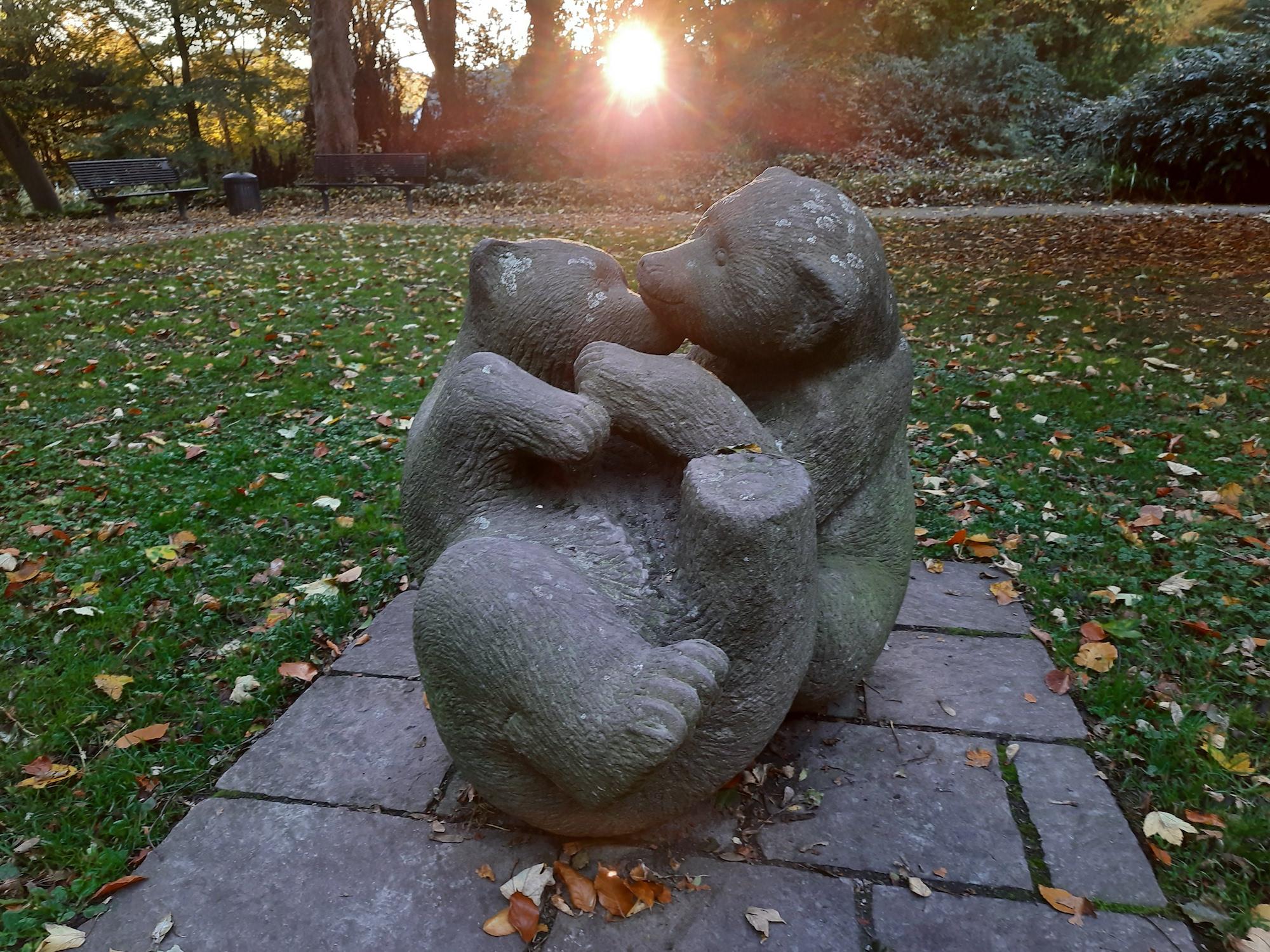 Die Figur der spielenden Bärenkinder ist ein tröstlicher Anblick.