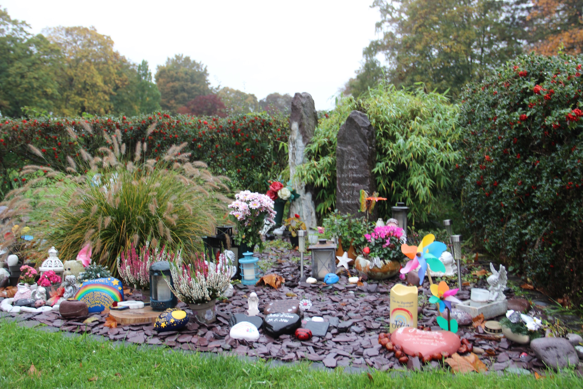 Das alte Frühchenfeld auf dem Eschweiler Friedhof St. Peter und Paul, ein bunter Ort der Erinnerung. So soll auch das neue Feld bald aussehen.