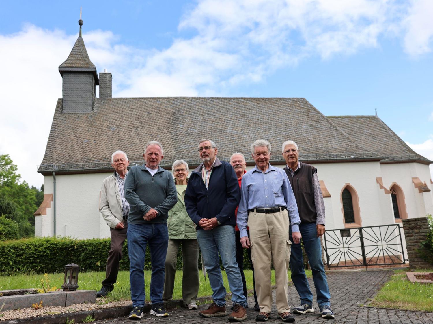 Die Verantwortlichen freuen sich über die gelungene Sanierung der Kapelle.