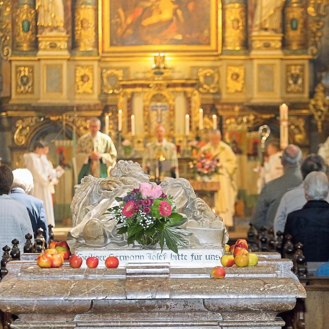 Von 1170 bis 1250 lebte und wirkte der heilige Hermann Josef in Steinfeld, sein Grab findet sich in der Basilika.