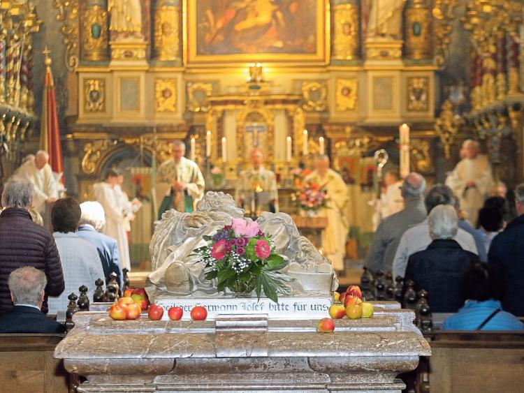 Von 1170 bis 1250 lebte und wirkte der heilige Hermann Josef in Steinfeld, sein Grab findet sich in der Basilika.