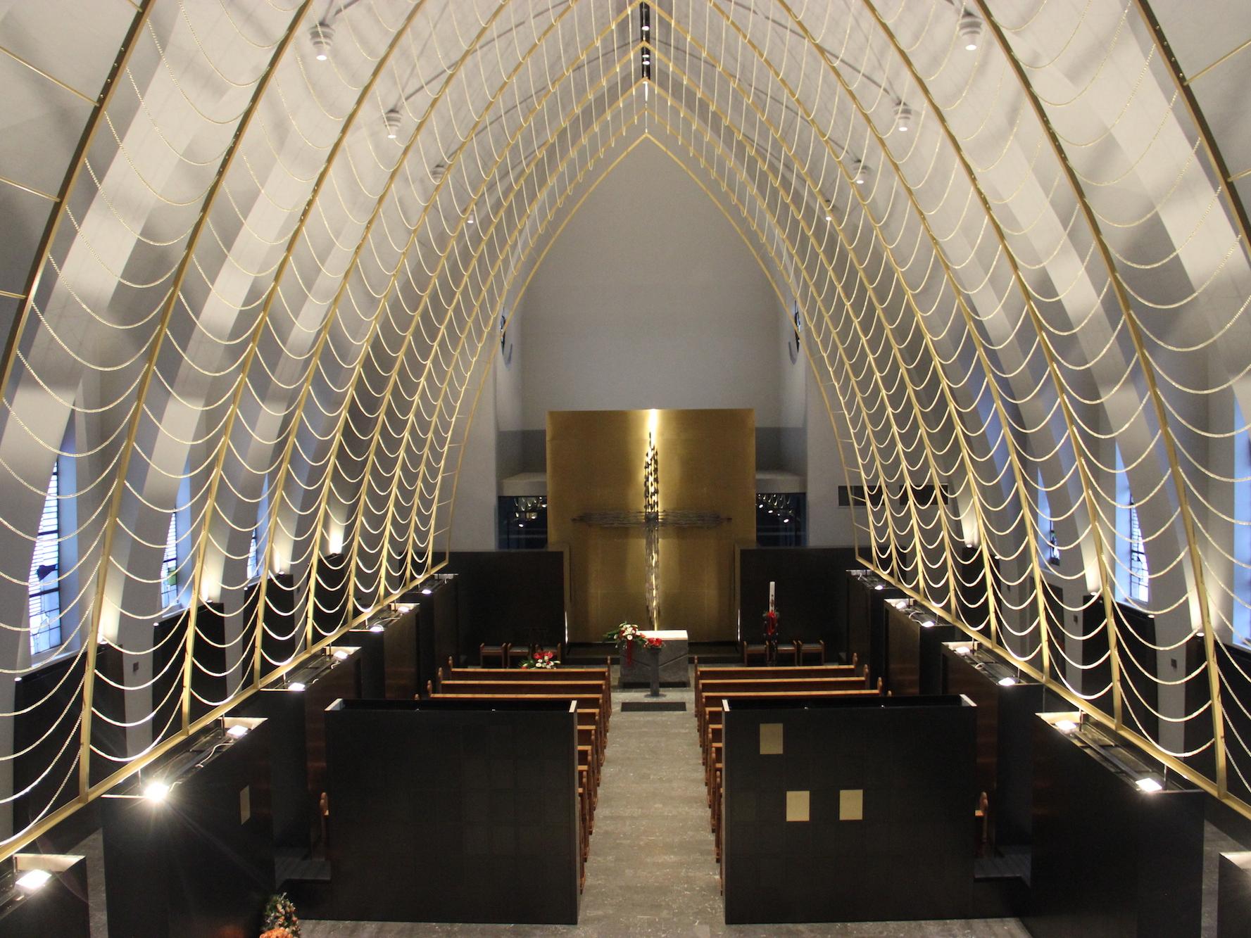 Ein Klassiker, wenn es um die Umnutzung von Kirchen geht, die Umwandlung in eine Grabeskirche. Hier Mariä Heimsuchung in Alsdorf-Schaufenberg.