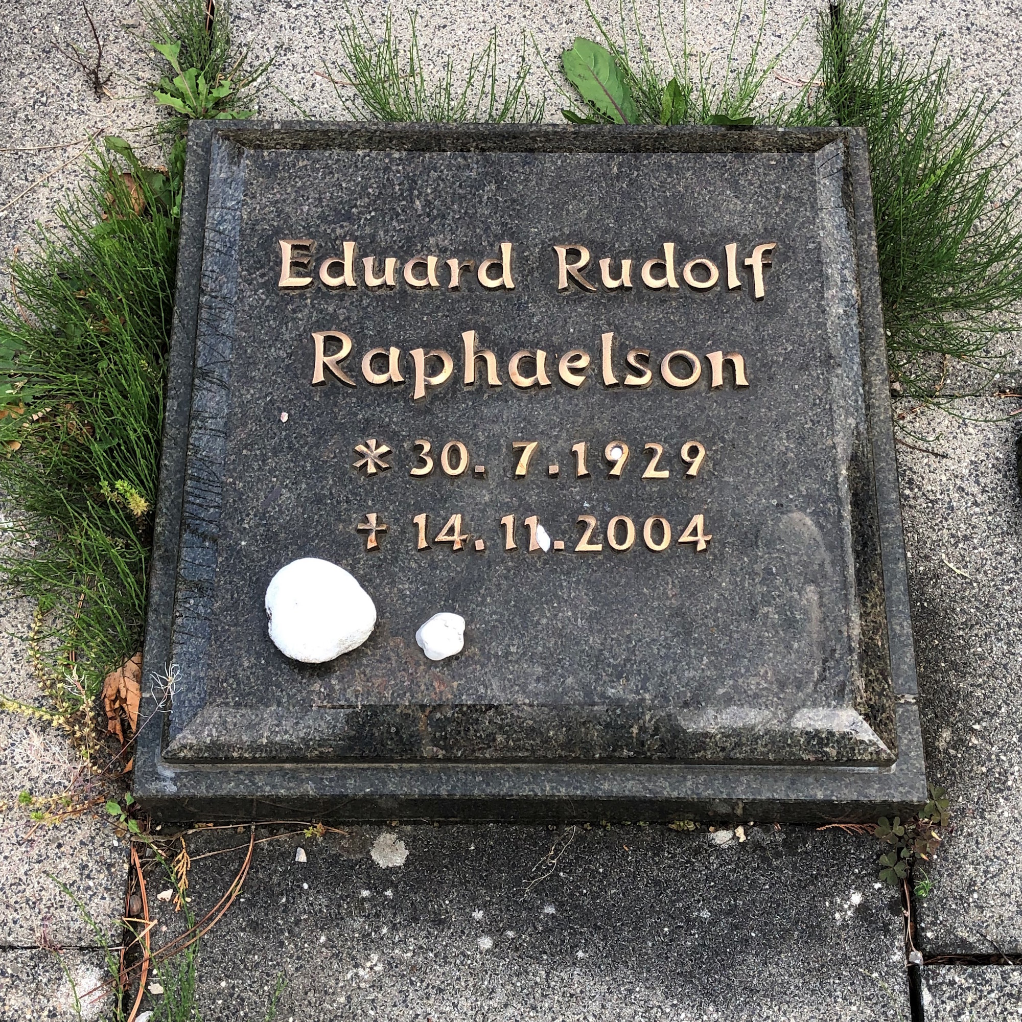 Der Grabstein von Eduard Raphaelson, des Enkels von Louis.