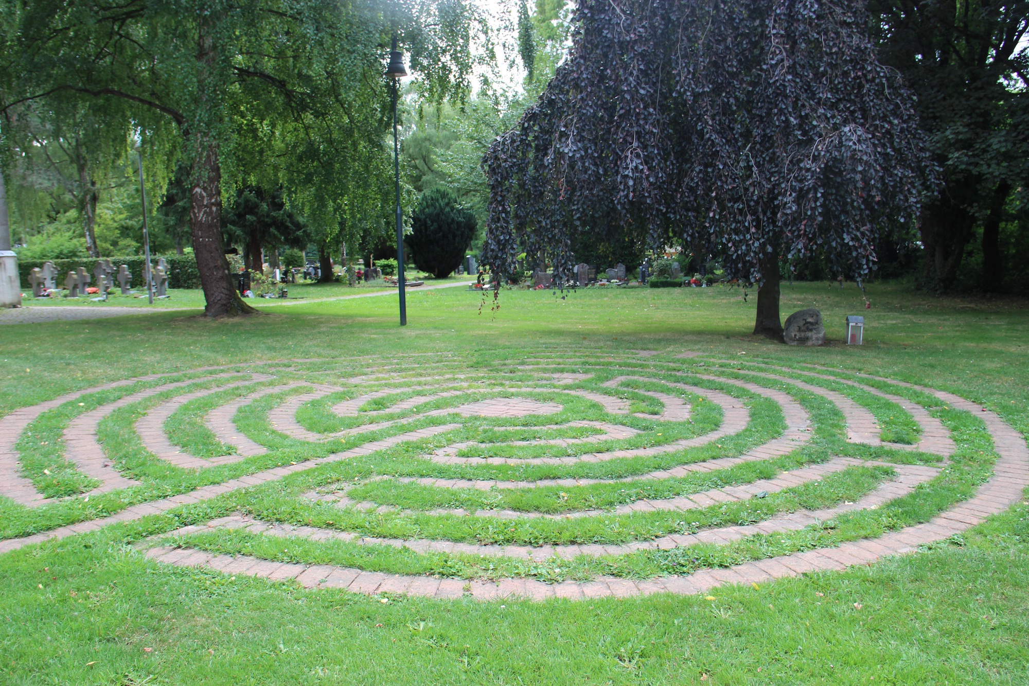 Grenzenlos gehen: Das Rasenlabyrinth hinter der Kirche  St. Martinus in Richterich.